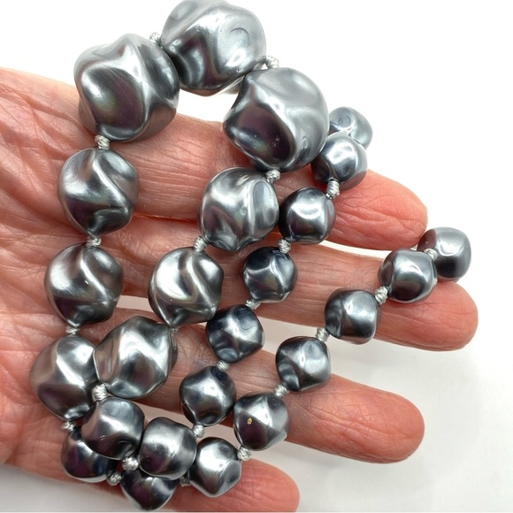 TRIFARI Gray Textured Lucite Beaded Necklace Vintage - Picture 4 of 9